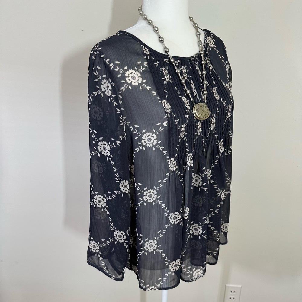 Old Navy sz med tunic style top in gray and off white sheer semi dressy